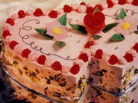 Çilekli Aşk Pastası (10 Kişilik) tarifi