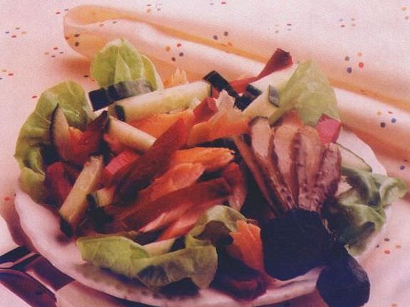 Füme Alabalık ve Pancar Salatası (4 Kişilik) tarifi