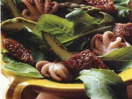 Ahtapot Kuşkonmaz ve Domates Salatası (6 Kişilik) tarifi