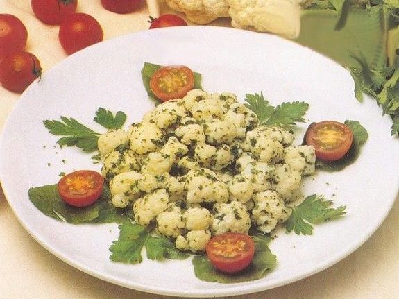 Karnabahar ve Taze Bitki Salatası (4 Kişilik) tarifi